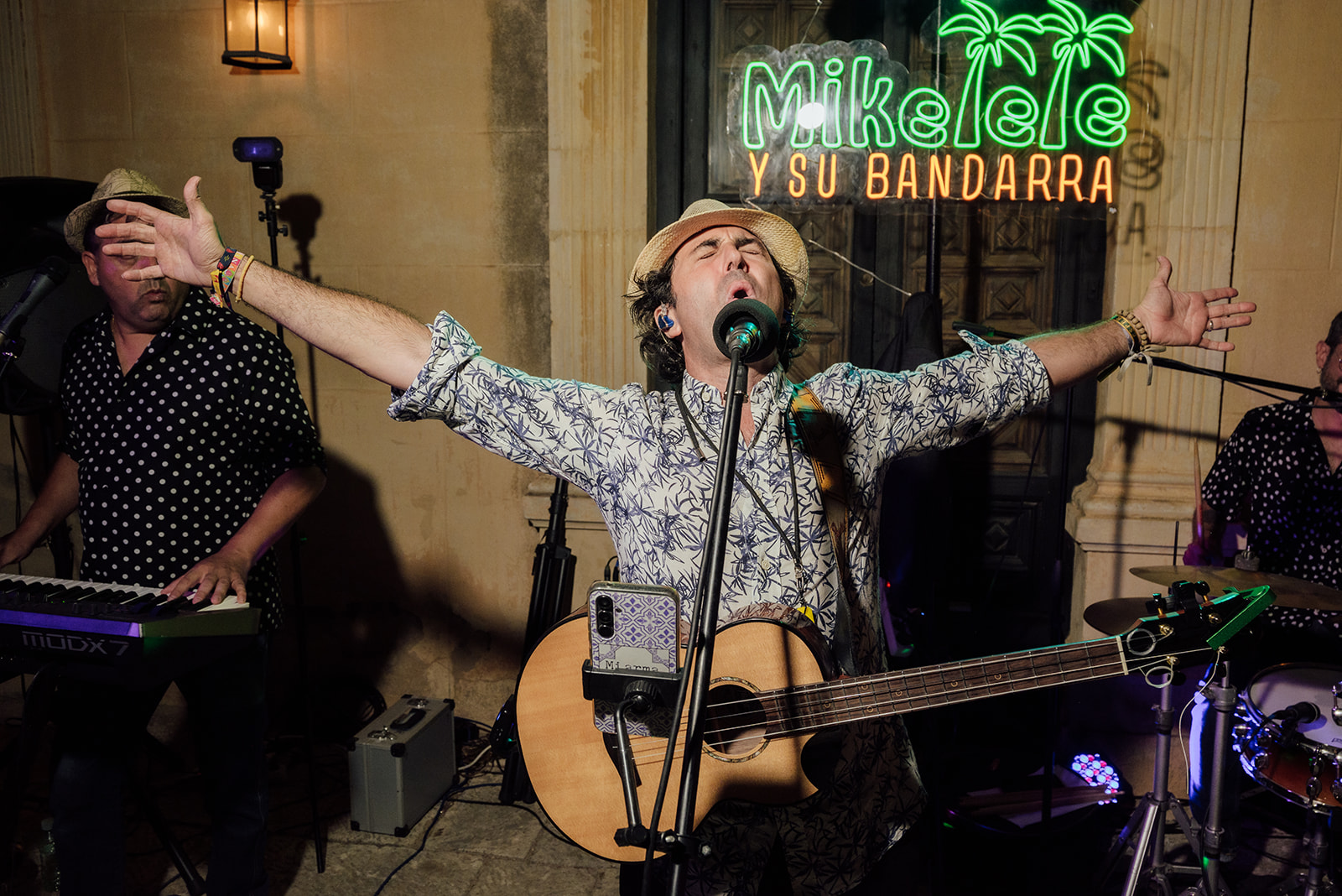 MIKELELE Y SU BANDARRA - Grupo Musical