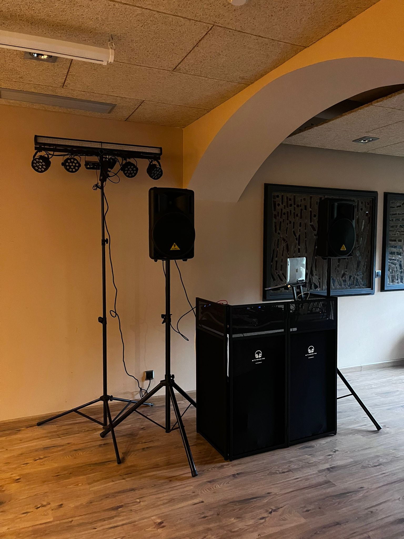 Tents, Disco Mobile, DJ, Renowned DJs, Audiovisual Equipment, Stages, Fire Show, LED/Laser Show, Generators, Lighting and Sound, Wedding Planner, Special Effects - Mitx Sound Pro - foto 27